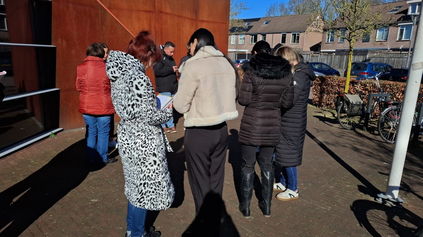 Cursisten doen een praktische opdracht buiten het leslokaal
